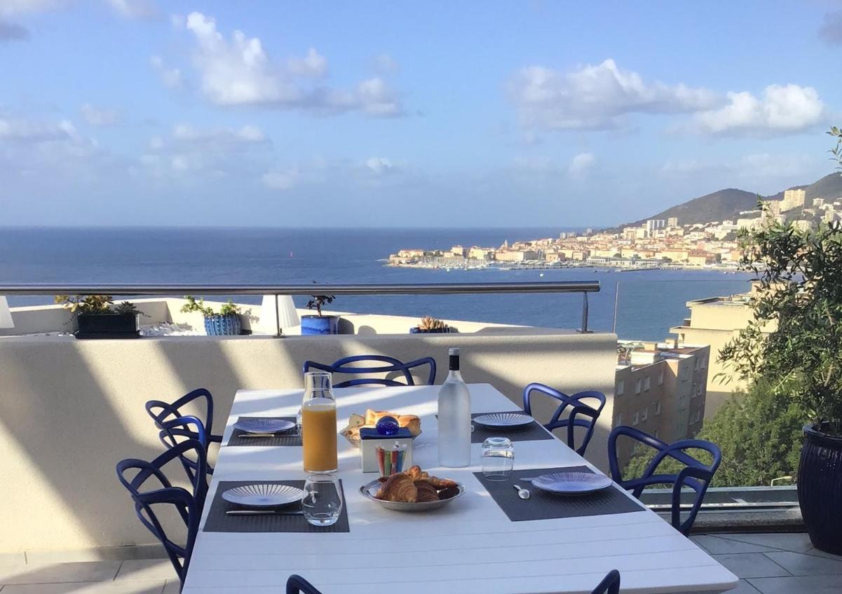 Bed & Breakfast Avec 2 D'hotes Pour 1 A 4 Personnes Avec Terrasse, Vue Mer, Parking Prive, Proche Port Et Aeroport Ajaccio (Corsica)