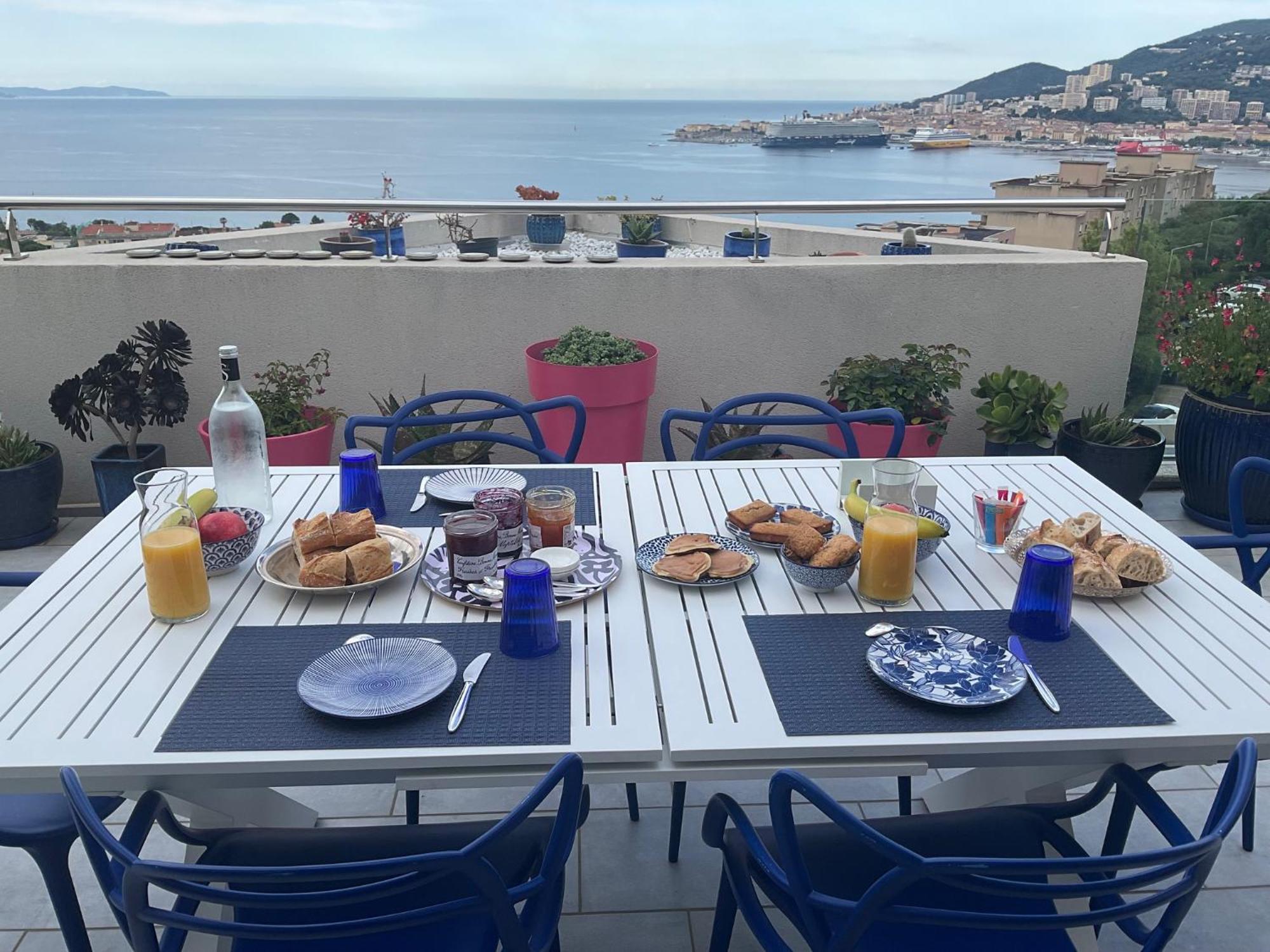 Avec 2 D'hotes Pour 1 A 4 Personnes Avec Terrasse, Vue Mer, Parking Prive, Proche Port Et Aeroport 4* Ajaccio (Corsica)